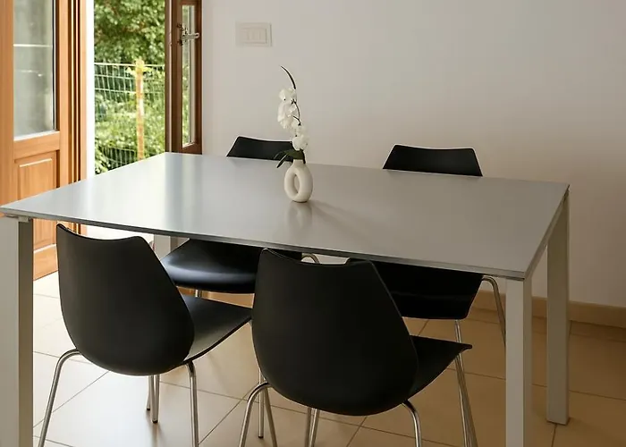 Quiet Lake Monate Apartment In Private 3-Hectare Park شقة *