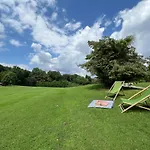 Апартаменты Quiet Monate In Private 3-hectare Park